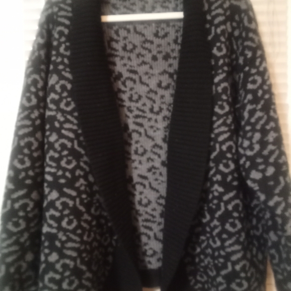 🎉🎉 HOST PICK 🎉🎉Cardigan leopard print - Picture 3 of 6